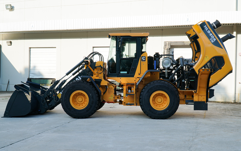 De nieuwe HL940-wiellader is uitgerust met een Cummins QSB6 .7-motor, ontworpen voor een laag brandstofverbruik, betrouwbaarheid, duurzaam- heid en een indrukwekkende vermogensdichtheid. Het selectieve katalytische verminderingssysteem (SCR) met dieseloxidatiekatalysator (DOC) voldoet aan de uitstootrichtlijnen voor Tier 4-/Stage IV-motoren, zonder dat een dieselroet- filter en regeneratie nodig zijn .Deze motor biedt zowel een maximale klantte- vredenheid als een enorm werkvermogen
